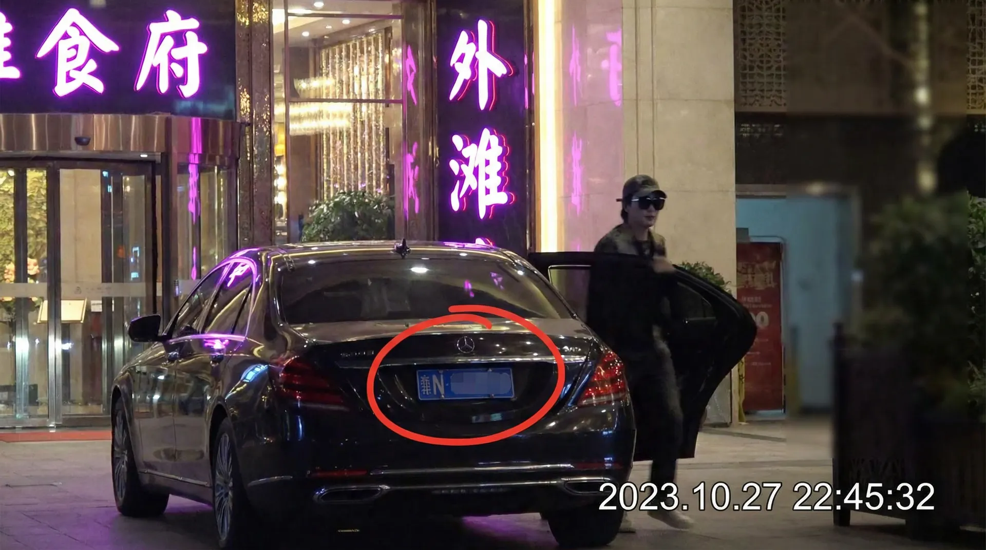【一个板栗栗】一个板栗栗短视频官方入口 | 热点黑料一个板栗栗大全 - 豪车餐厅外被拍